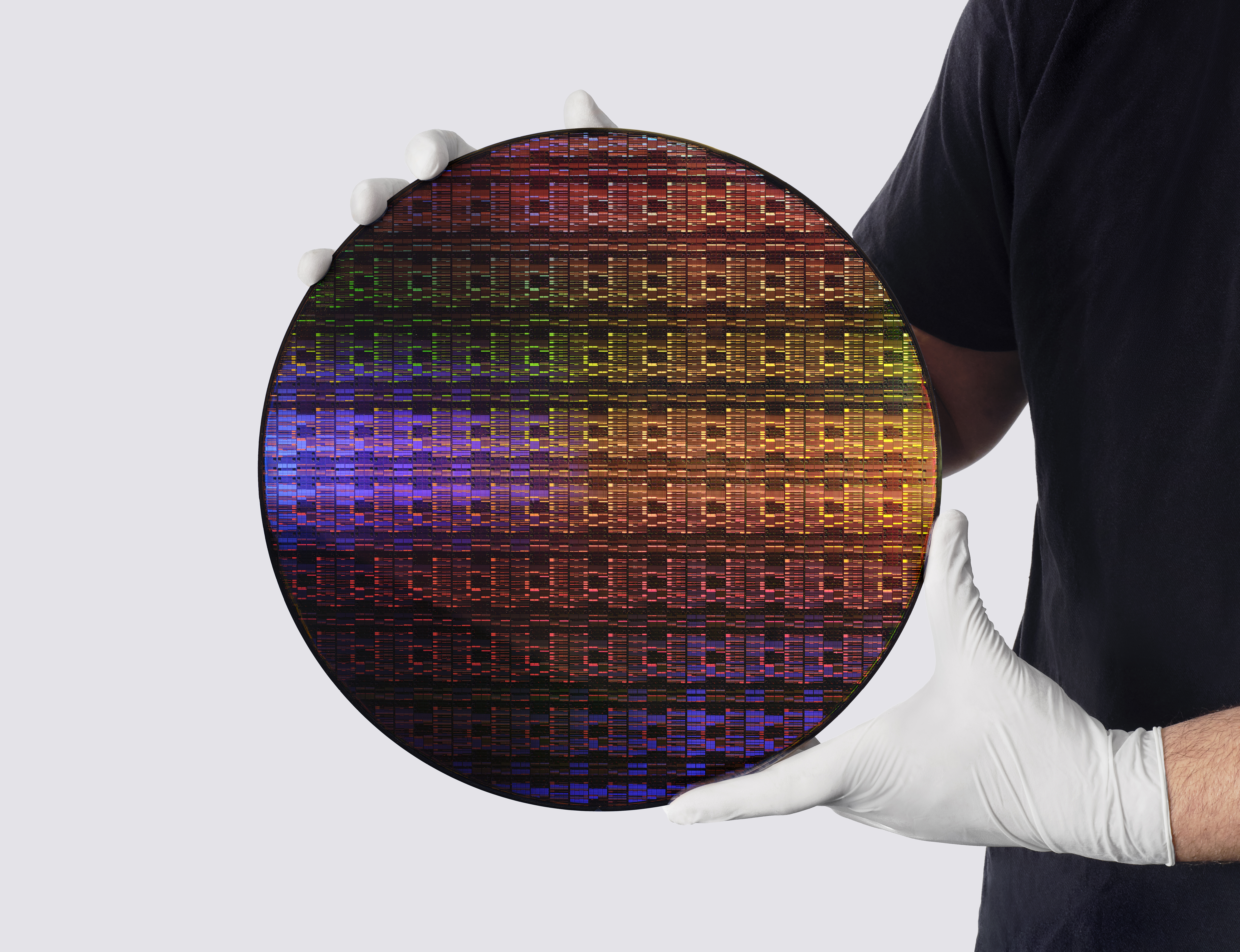 IBM 0.7nm 芯片晶圆 — 全球首款亚纳米级芯片技术 (Credit: IBM)