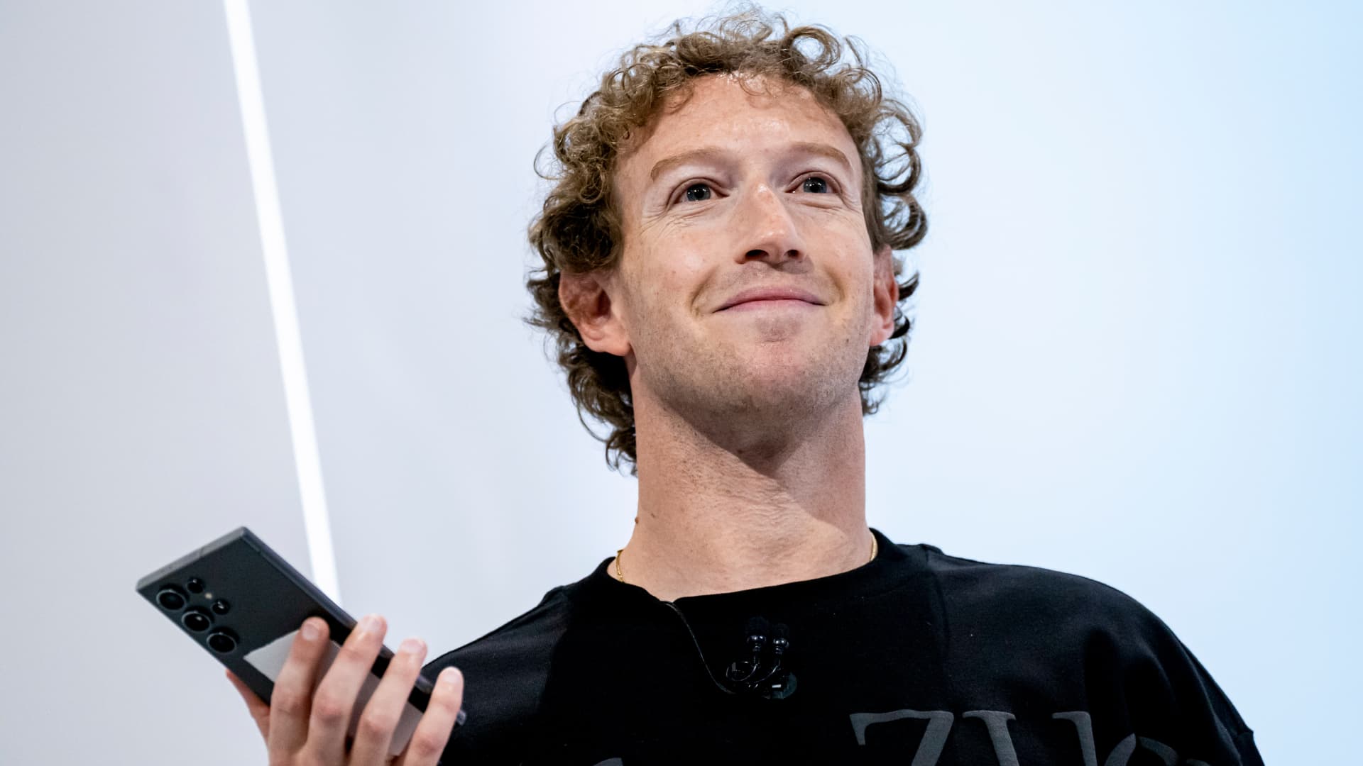 Meta CEO 马克·扎克伯格宣布 AI 超级集群计划