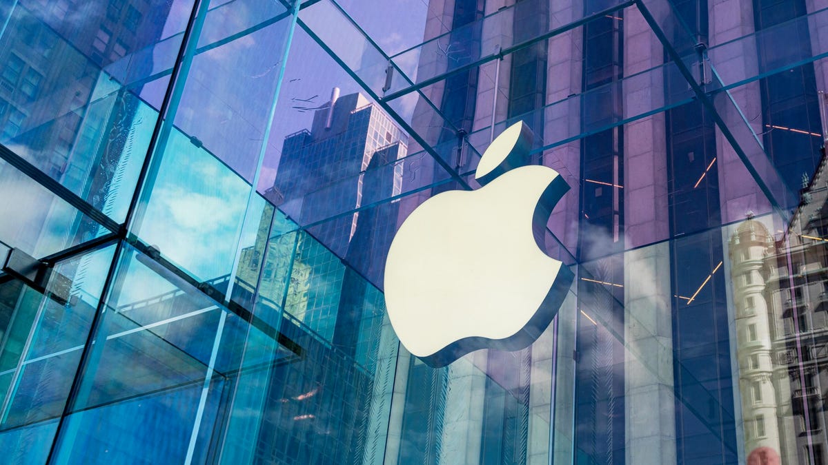 Apple 总部与 OpenAI 徽标对比 — 昔日 AI 合作双方如今对簿公堂