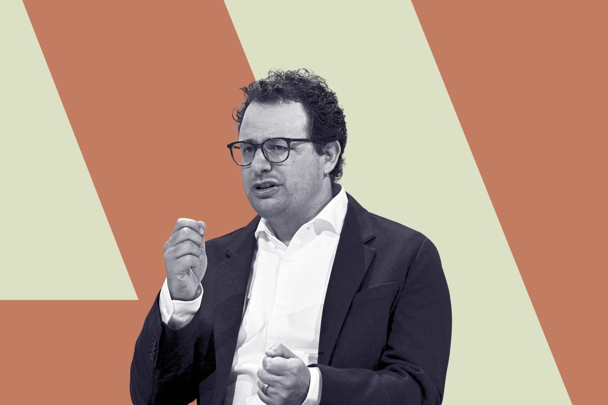 Anthropic CEO Dario Amodei 在公开发言场合的照片